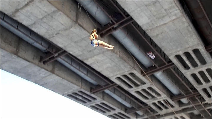 看着都疼!女子肩挂铁钩跳入冰河