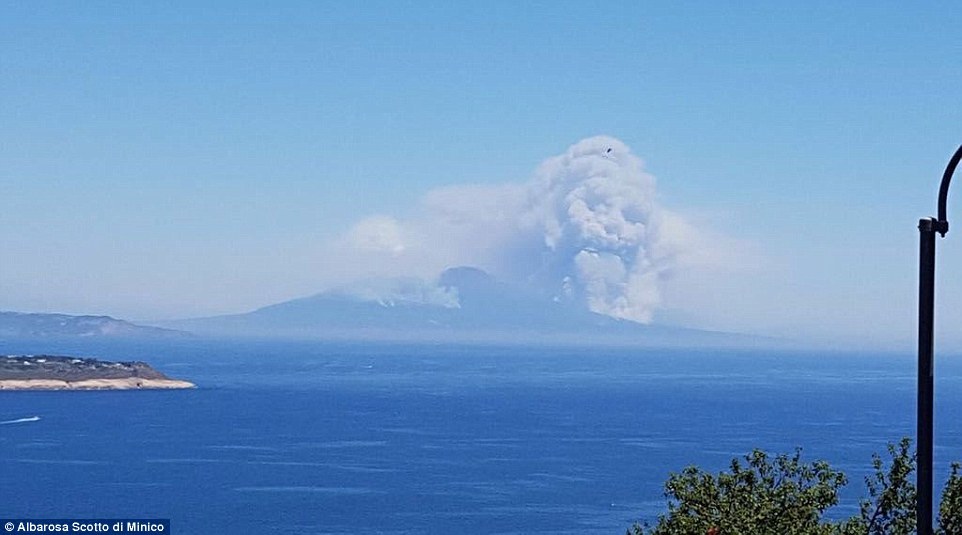 惊！意大利火山上空惊现“骷髅头”烟雾（组图） - 1