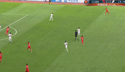 gif-埃神禁区突围武磊惊艳挑射 胡尔克写意世界波