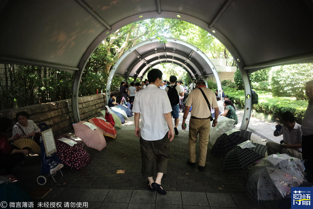 上海相亲角美国硕士女孩征婚:要求大10岁男性