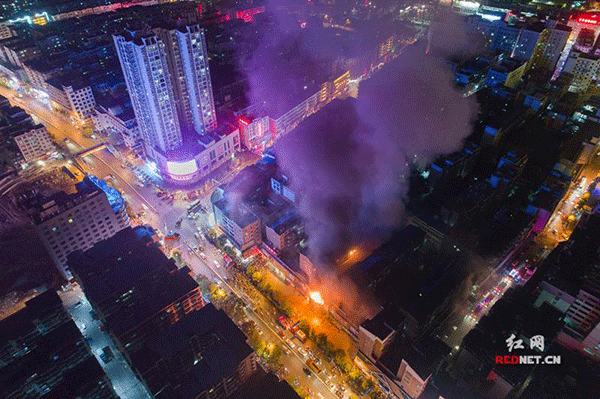 湖南郴州一轻纺市场发生火灾 消防人员正全力灭火