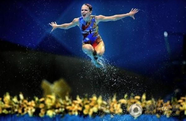 中国摄影师获大奖 揭体操女童苦练日常_腾讯网