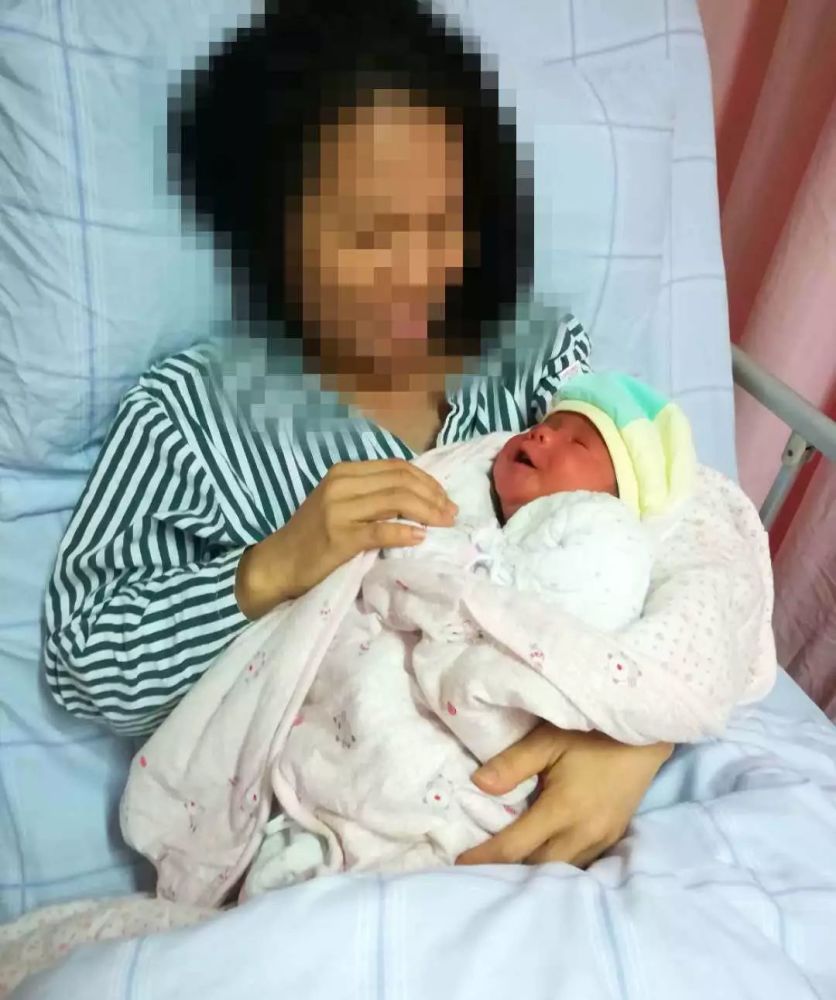 即将临产,胎儿却顽皮的横在妈妈肚子里,孕妇腹