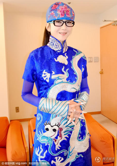 杨丽萍日本秀民族风 蓝裙配白龙图案
