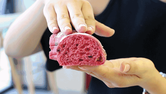 没错,大舌头也因此当了小白鼠而吃进了总计几万卡路里的面包.