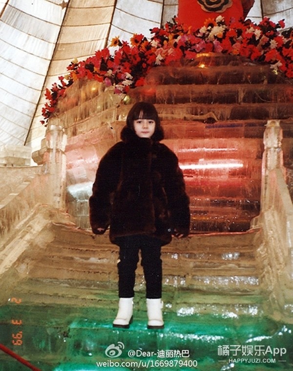 有人曝光了迪丽热巴的小学照片,真是从小美到