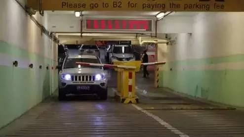 上海女司机在停车场找车20多天,停车费2000元