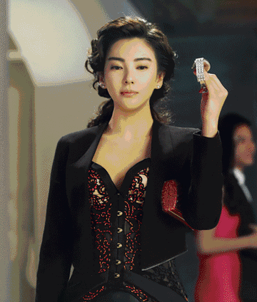 《美人鱼》中性感尤物张雨绮 酷爱百变丸子头