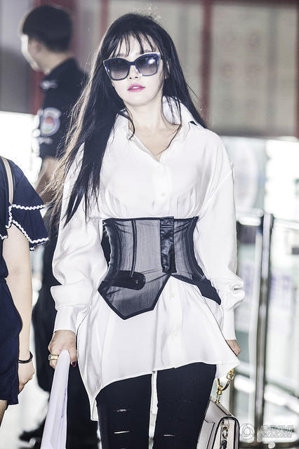 冉莹颖大热天穿长袖 生生勒出小蛮腰_移动腾讯