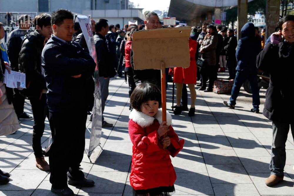 节后招工:求职者就地做饭露宿街头