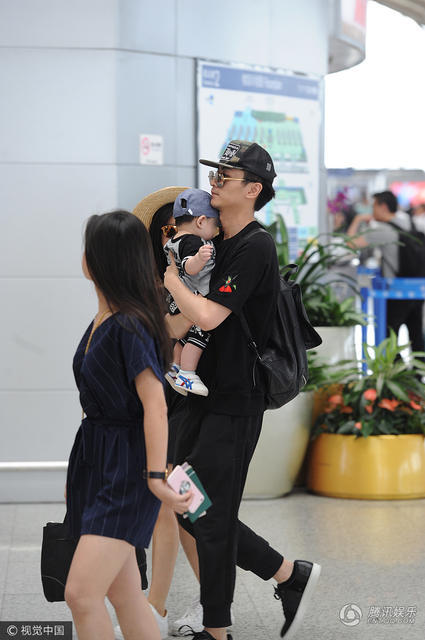 陈晓陈妍希带儿子现身 一家三口超幸福_移动腾