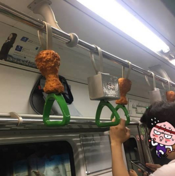 奇葩！韩国地铁将扶手换成“炸鸡” 遭网友吐槽（组图） - 3