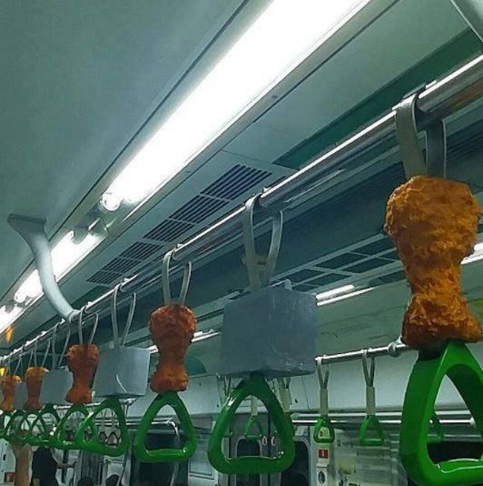 奇葩！韩国地铁将扶手换成“炸鸡” 遭网友吐槽（组图） - 2