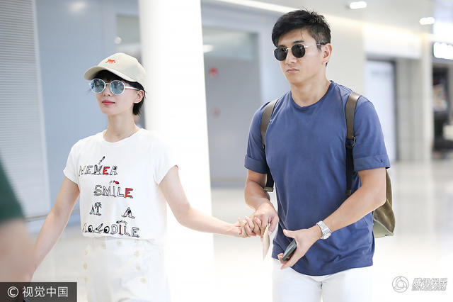 吴奇隆刘诗诗牵手现身 一个对视超甜腻_移动腾