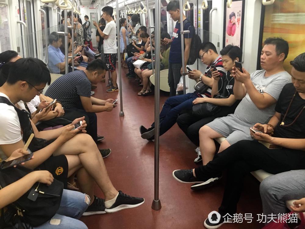 地铁上,除了少少数睡觉的游客以外,剩下的人认真力都在手机上.