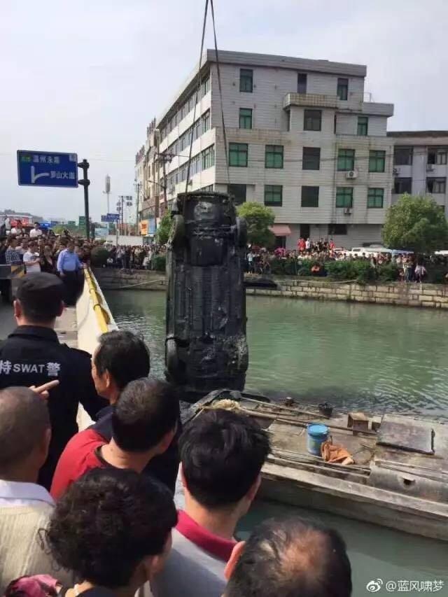男子失踪15年 连人带车从河里被捞出 车内残留部分尸骨（组图） - 1
