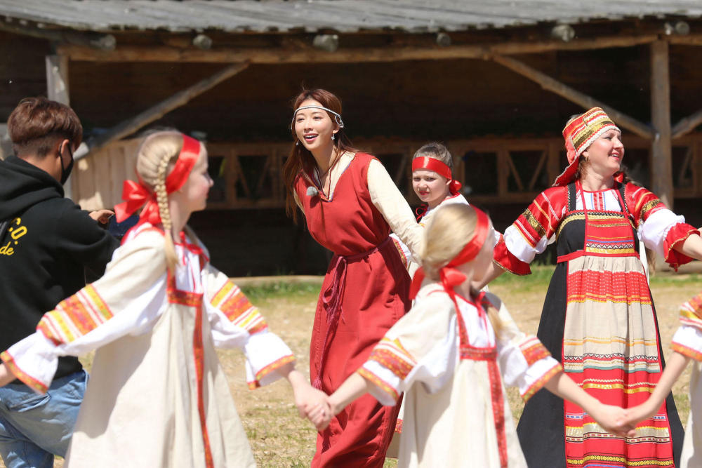 花样团重回16世纪 林志玲挑战坠马阴影