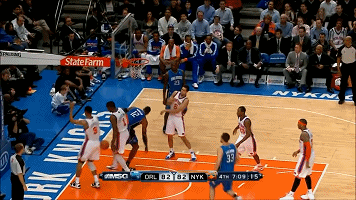 4 m 巅峰霍华德空接不可挡 巅峰霍华德内线脚步灵活 点击播放 gif   1