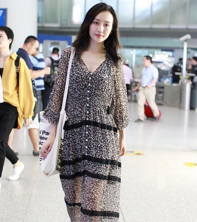 王鸥碎花连衣裙被批像大妈，不懂时尚的人才这么说