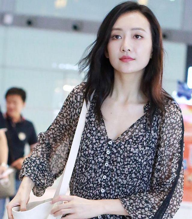 王鸥碎花连衣裙被批像大妈，不懂时尚的人才这么说
