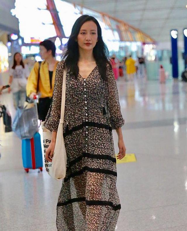 王鸥碎花连衣裙被批像大妈，不懂时尚的人才这么说