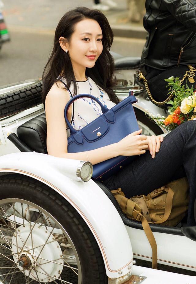 王鸥碎花连衣裙被批像大妈，不懂时尚的人才这么说