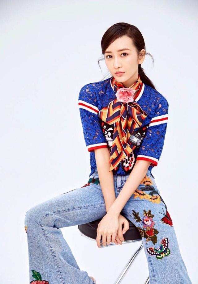 王鸥碎花连衣裙被批像大妈，不懂时尚的人才这么说