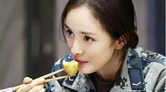 巴掌脸、36D胸、A4腰、2米大长腿,杨幂为什么