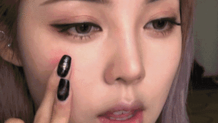 2,打造元气腮红 腮红优先选择桃粉色 这种暖调的粉红色会让