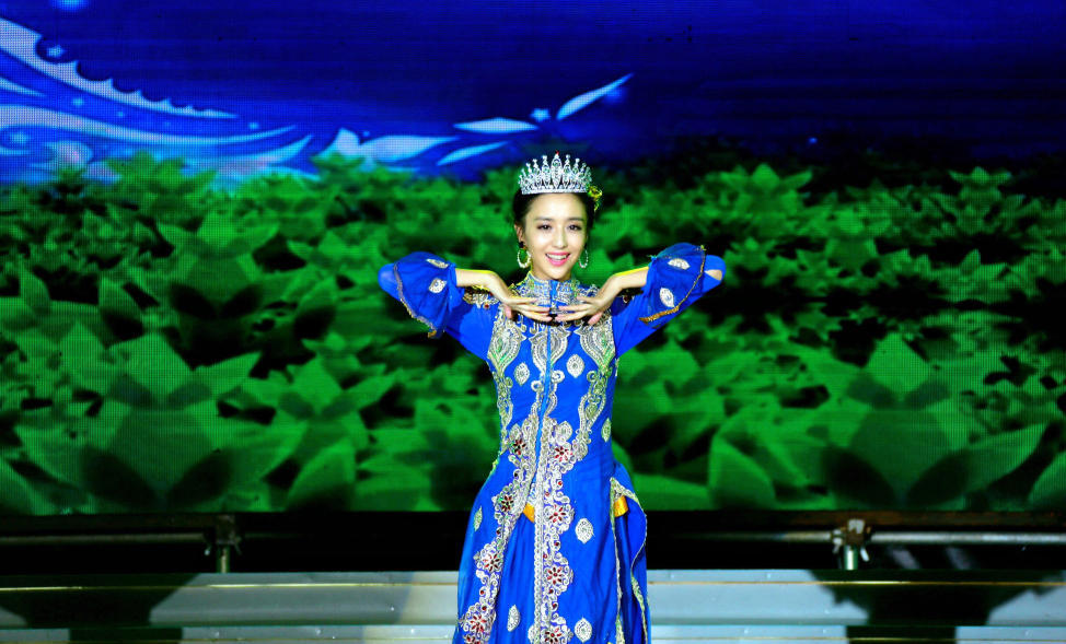 佟丽娅上演独门秘籍新疆顶碗舞 优雅的舞姿,