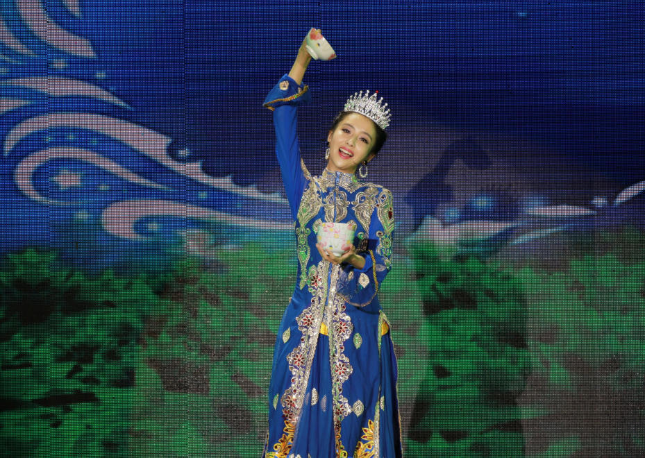佟丽娅上演独门秘籍新疆顶碗舞 优雅的舞姿,
