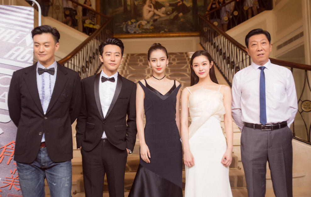 红唇美到飞起!杨颖一袭黑色露肩长裙扎丸子头