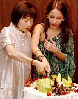 天后萧亚轩母亲离世，她下跪磕头108下，感动整个娱乐圈！ - 1