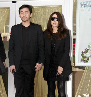 天后萧亚轩母亲离世，她下跪磕头108下，感动整个娱乐圈！ - 5