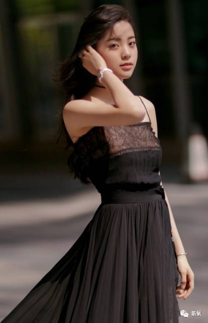 欧阳娜娜也开始学雪莉不穿内衣,重点是胸部又