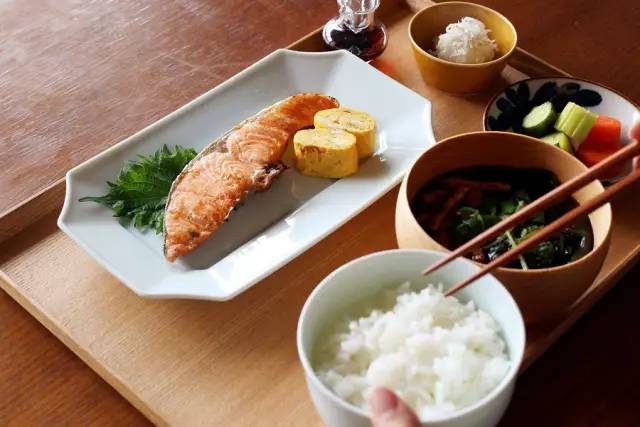 日本大学的大部分套餐,定食,都是由 蔬菜,主菜,复菜,主食,水果组成.