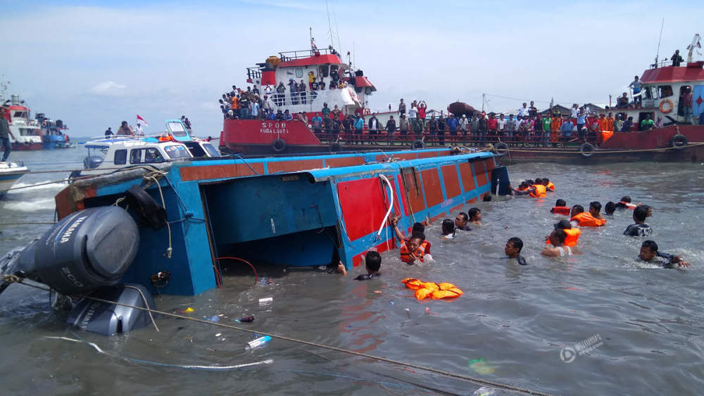 印尼载50人客船倾覆 至少8人遇难（组图） - 2
