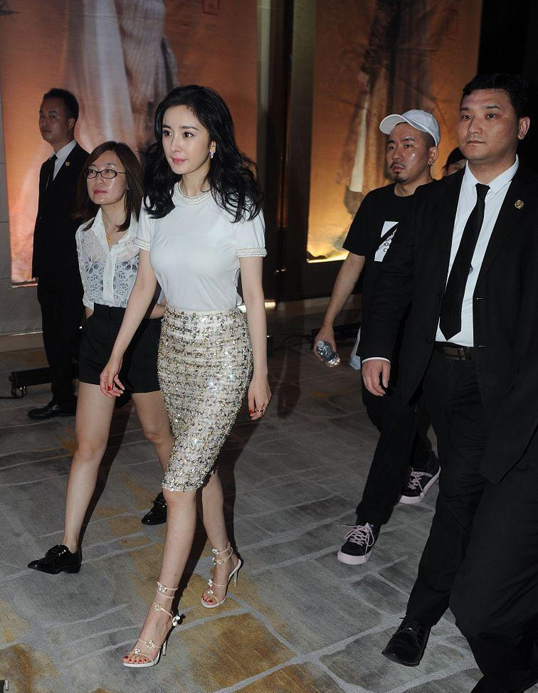 杨幂紧身裙踩露趾高跟凹凸有致 网友:脚趾好美