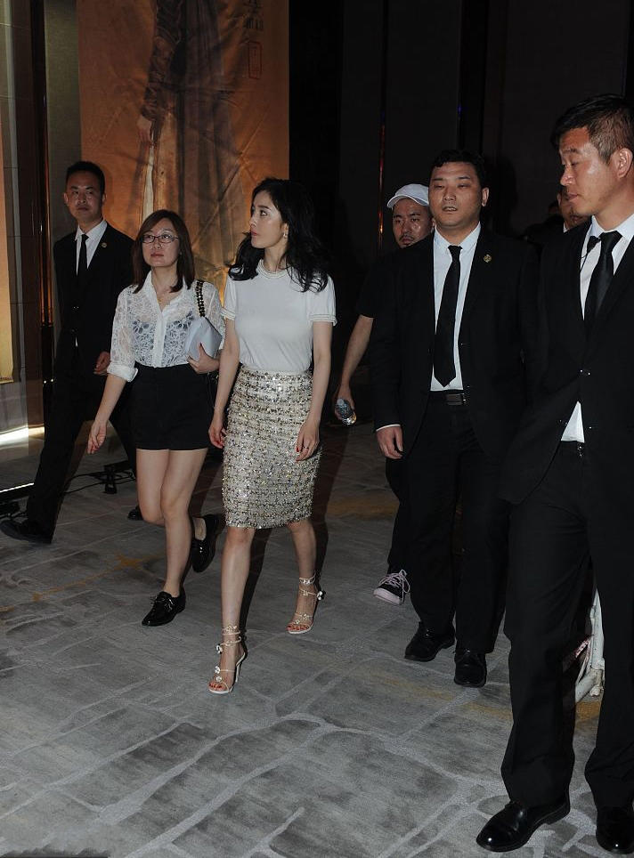 杨幂紧身裙踩露趾高跟凹凸有致 网友:脚趾好美