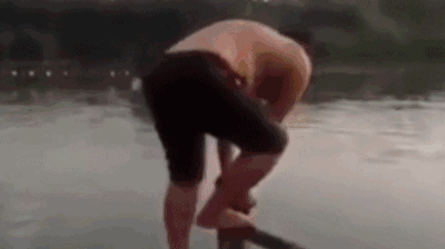 搞笑gif:我也没办法 当时身体是想要跳 但是腿却想要走走