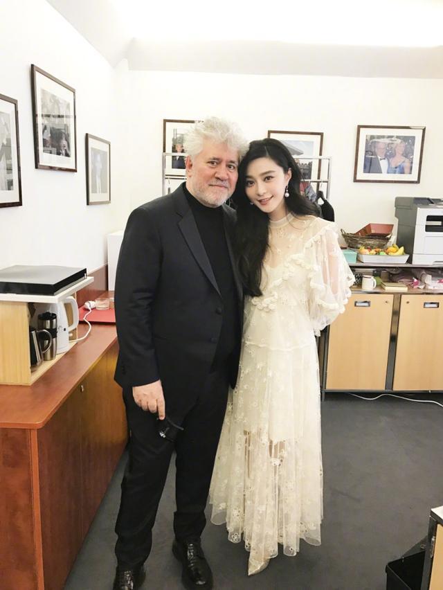 谭松韵和范冰冰撞衫,满屏尽尴尬,明明年轻8岁