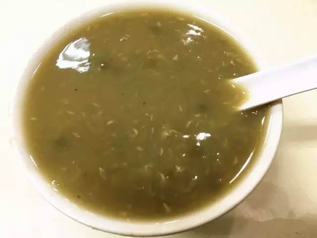 绿豆沙,特别加入了陈皮,带有陈皮的味道非常清香,绿豆软糯起沙,浓稠