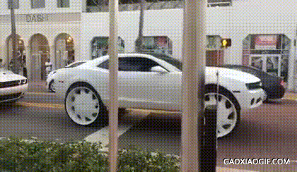 老司机与车祸的gif动态图:25寸的车轮,回头率爆表啊!
