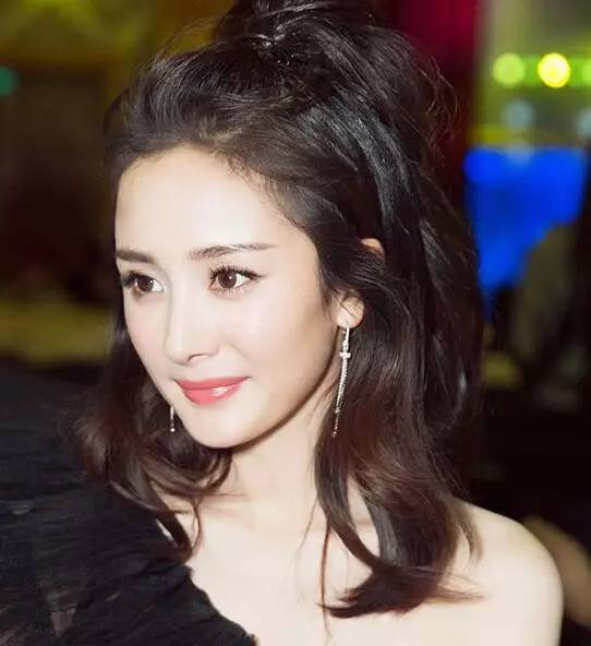 周冬雨的杨桃辫、赵丽颖的苹果头…半个娱乐圈