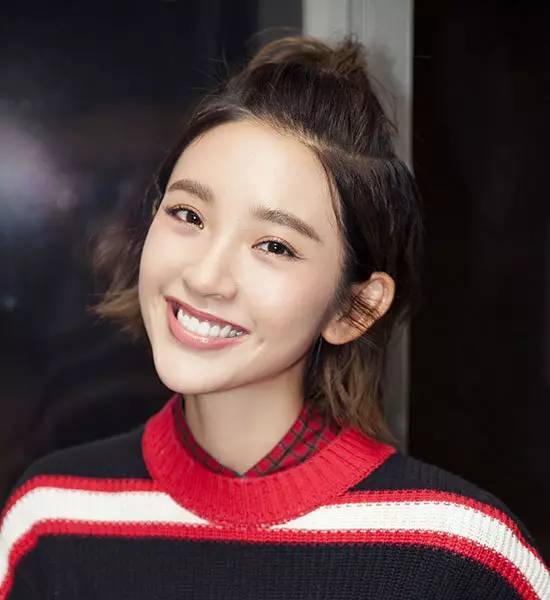 周冬雨的杨桃辫、赵丽颖的苹果头…半个娱乐圈