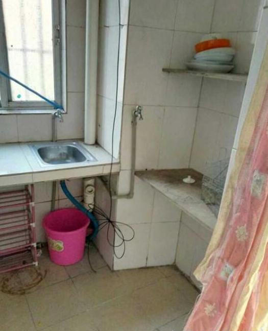 网友:晒晒出租屋 厕所和厨房一墙之隔