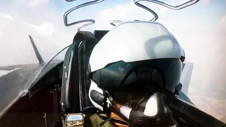 歼20装备世界第一头盔!飞行员看到哪里:导弹打