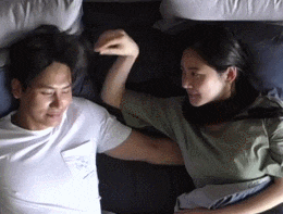 早上起床时 ,摄影机前又出现限制级画面.