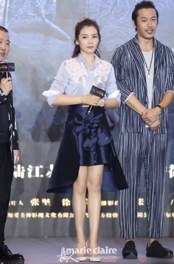 穿上刘亦菲Baby都撞衫的缎面裙才是美到发光