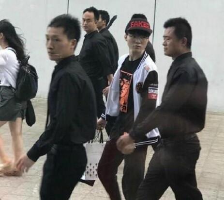 Faker来中国网吧遭网管查身份证